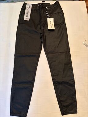 ⚡️NWT ⚡️Savvy Blue Coated Denim Black Skinny Pants